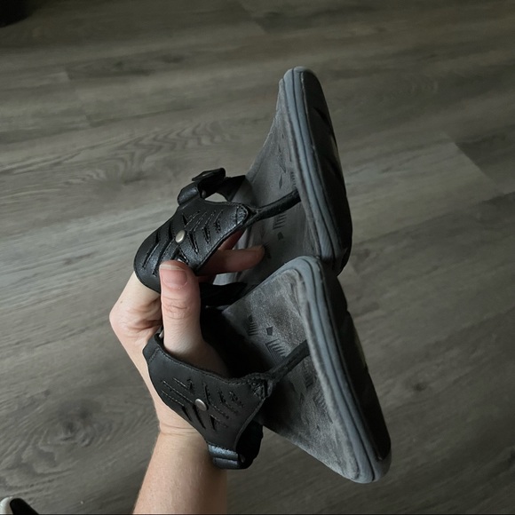 Merrell Women’s 10 Black Y-Strap Adhera Perforated Leather Sandal Metal Detail - Picture 6 of 7